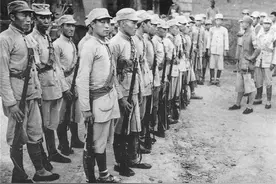 1945年，老农救下重伤的八路军，63年后军人子女在墓前跪谢恩人图片