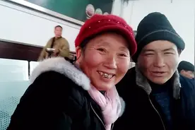库尔勒火车站 在尉犁县管地的四川两口挣了多少钱又经历了什么？视频封面