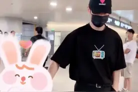 黄晓明带儿子现身不见杨颖，小海绵骑行李箱上，大眼睛长腿似妈妈图片