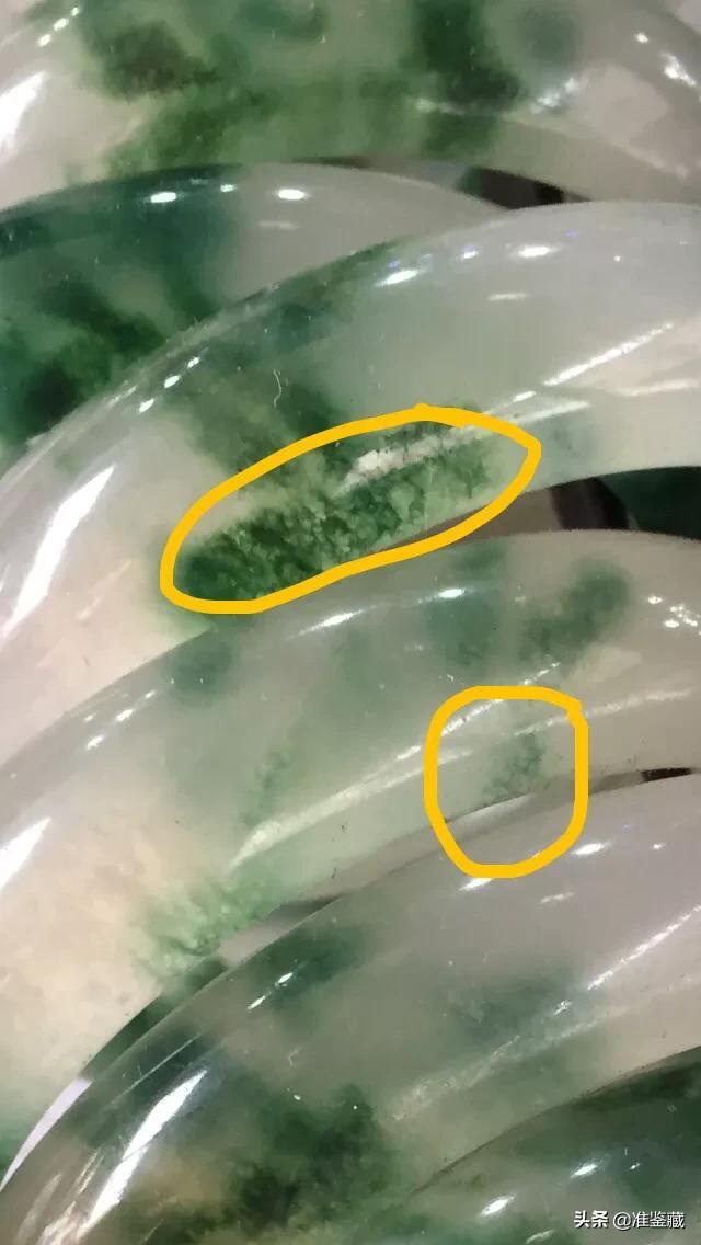 这种"飘花翡翠"其实只是小几百块钱的仿品