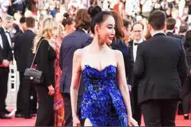 女星走红毯摔倒时的尴尬瞬间，论囧哪家强？图片