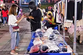 江苏女人摆地摊，靠卖丝袜半年赚了60万，告诉你做小生意的套路图片