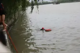 浙江湖州：怀孕妻子目睹消防员丈夫水中救人……图片