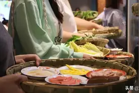 我们吃了一大盘麻辣烫，多大的盘？比大盘鸡还要大图片