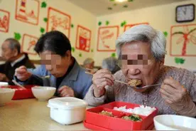 “老了就去养老院”，人到晚年才明白，老了有钱就行的想法太愚蠢图片