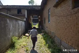 山村村民建“仿古建筑”，做在土砖屋后面，看70岁奶奶常来干啥图片