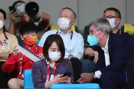 奥委会主席送孙颖莎手表，莎莎还找巴赫换徽章，王曼昱围观很羡慕图片