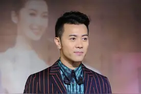 知名歌手梁汉文酒吧走穴，舞台狭小仍卖力演出，曾与陈奕迅齐名图片