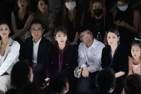 马伊琍与刘涛张歆艺同台看秀 穿丝绒连体裤超飒图片
