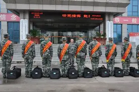 绶带红花映山红，锣鼓齐鸣送兵时图片