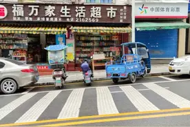 兔笼、椅子、石头、木架、摩托车，达州南城“花式”占停车位让人很头痛图片