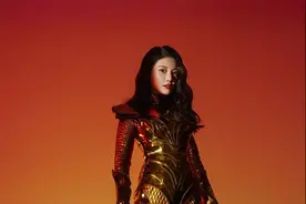 30岁大嫂徐冬冬晒美照，穿紧身黄金铠甲太吸睛，身材火辣惹人羡图片