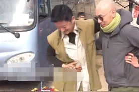吴京过47岁生日，场面简陋却十分温馨，忙着招呼胡军千玺吃蛋糕图片