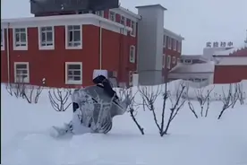 内蒙古通辽暴雪：4名女护士雪地爬行百米上班图片