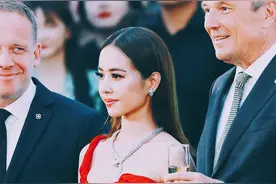 蔡依林高调亮相，一袭红裙太美艳，身高156cm气场也强大图片