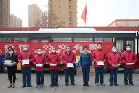 爱心传递！石家庄最美公交司机向乘客捐赠1000个口罩图片