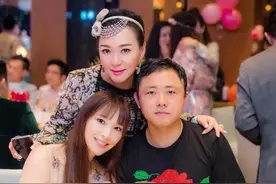 吴佩慈罕带娃露面，拎帆布包身边无保镖，疑因男友欠债54亿变朴素图片