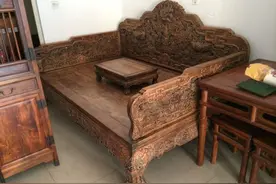 老农家发现一张600年“龙床”，价值起码亿元，专家劝他上交图片