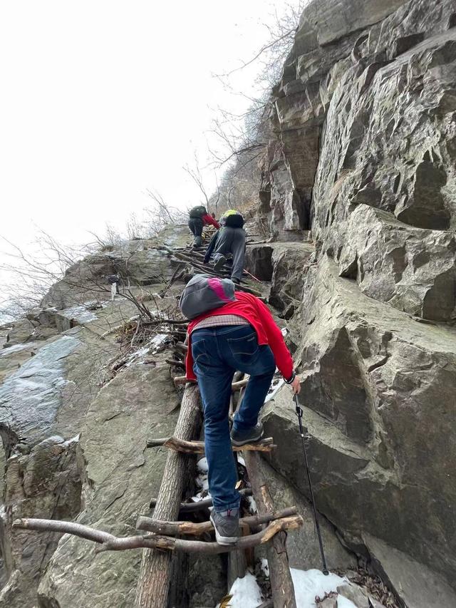 郑州驴友徒步经典户外线路，万丈梯刀背山穿越小长城黄金大草原