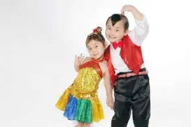 “摇钱树”邓鸣贺，6岁登春晚，8岁血癌丧命，他胞妹现状如何？图片