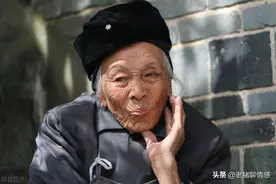 回老家过年，老公给婆婆2000元，婆婆给儿子一个红包图片