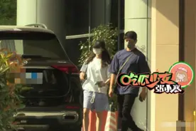 吴奇隆刘诗诗合体现身医院引担忧，夫妻打扮休闲，小细节再秀恩爱图片
