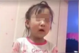 “你不是我妈，从我家滚出去”女儿对亲妈的辱骂，全家视而不见图片