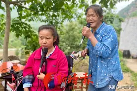 为患病女儿直播“卖唱”，六旬“刘姥姥”面对坎坷报之以“歌”图片