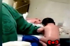 “最猛新生儿”火了，还没剪断脐带就想偷“跑”，医生：不可思议图片