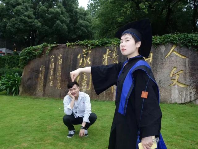 中央美院的学士服美上热搜！这是什么神仙毕业现场？