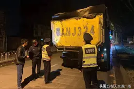 后八轮拖渣土，查！武汉市青山区部署开展渣土运输专项整治行动图片