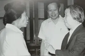 杨振宁代表海外华人回国祭拜周总理，追悼会上含泪问了三个问题图片