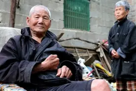 抗战老兵捡到残疾女婴，背着娃娃拾荒乞讨十余载，得到这样回报图片