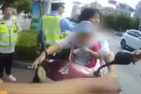 带俩孩子骑电动车闯机动车道，还掌掴交警！女子当街撒泼被刑拘图片