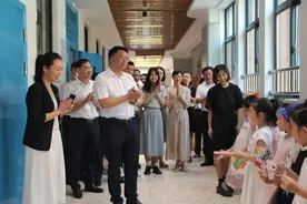 江岸区委、区政府主要领导教师节看望慰问教师代表图片