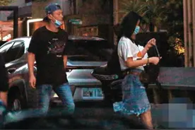 霍建华与林心如吵架后首露面，餐厅与粉丝合照强颜欢笑面容憔悴图片