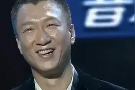 闫妮智商太高答非所问，赢得全场观众掌声，孙红雷害羞的大笑图片