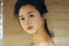 长得好看的女摄影师，连自拍写真都这么美图片