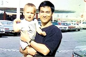 李小龙和儿子李国豪的珍贵合影，父子二人死后葬在一起，让人唏嘘图片