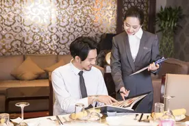 请客吃饭时，应该如何点菜？让客人先点是大忌，吃不好还得罪人图片