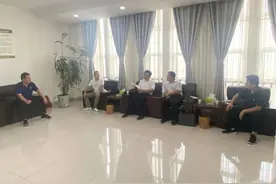 社旗县领导王辉与南阳翔邦货架有限公司负责人刘建文对接洽谈项目图片