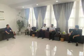 社旗县领导王辉与南阳翔邦货架有限公司负责人刘建文对接洽谈项目图片