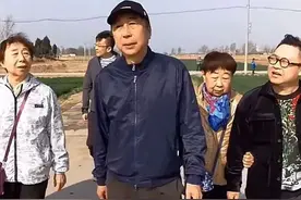 贾玲恩师冯巩回乡祭祖，姐弟三人一个模子刻出的，基因太强大图片