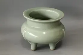 从两件龙泉鬲式炉看瓷器的真赝特征图片