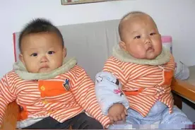 爸爸姓“周”，给双胞胎取名自认好记，户籍人员：孩子是亲生的吗图片