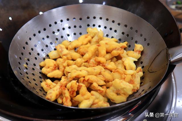 厨师长分享糖醋里脊简单做法，方法和配方都在这，酸甜可口不回软