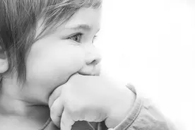 不管拿到什么都往嘴里塞，科学解释宝宝行为：藏着很深的心理暗示图片