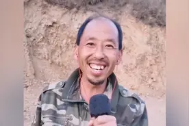 养鸡大叔播音腔读诗走红网络：纵使身处平凡，依然热爱生活图片