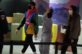 李易峰逛街被偶遇，大长腿出街太帅气，33岁不传绯闻专心工作图片