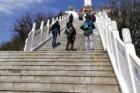 冬游易县狼牙山玻璃山栈道纪念塔－红色旅行登山逃票一日行图片